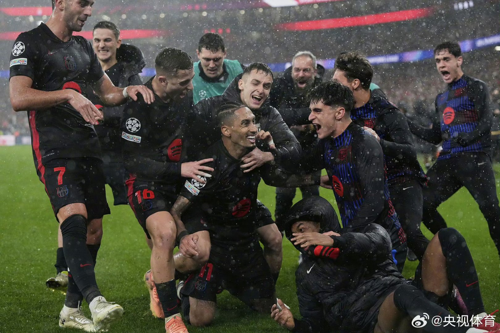 包含佛罗伦萨客场取胜，摆脱降级区困扰的词条